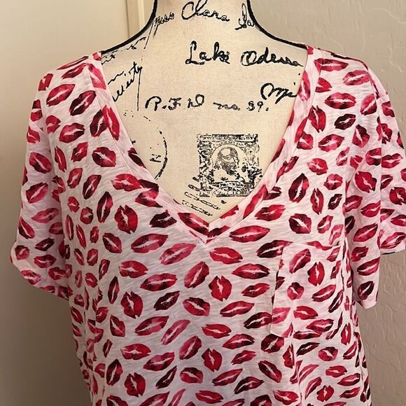 Torrid White Multi Lip Design Pocket Tee Casual Feminine Contemporary Brand New - Picture 6 of 11
